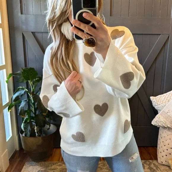 New Heart Embroidered Patch White Pullover Crew Neck Sweater Top - Picture 3 of 9